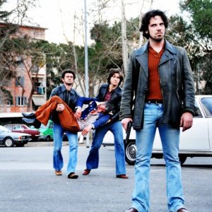 Vinicio Marchioni, Francesco Montanari ed Alessandro Roja in una scena del terzo episodio di Romanzo Criminale - La serie