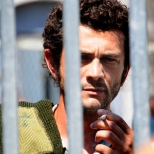 Vinicio Marchioni in una scena del sesto episodio di Romanzo Criminale - La serie