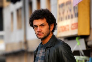 Vinicio Marchioni in una scena di gruppo del secondo episodio di Romanzo Criminale - La serie