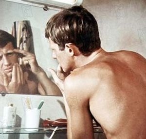 Jean-Paul Belmondo in una scena del film Lo sciacallo (1963)
