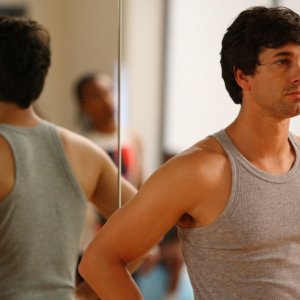 Adam Garcia in una scena dell'episodio 'Let's Dance' della serie tv Britannia High