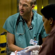 Anthony Edwards con Yvette Freeman nell'episodio 'Heal Thyself' della serie tv ER - Medici in prima linea