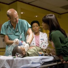 Anthony Edwards, Yvette Freeman e Angela Bassett nell'episodio 'Heal Thyself' della serie tv ER - Medici in prima linea
