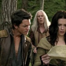 Craig Horner e Bridget Regan, alle loro spalle Bruce Spence nell'episodio 'Bounty' della serie tv Legend of the Seeker
