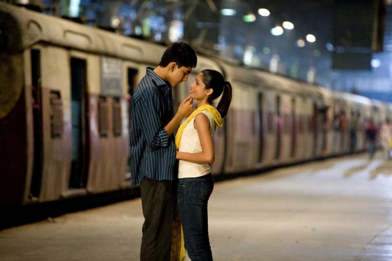 Dev Patel e Freida Pinto in una scena di The Millionaire