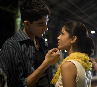 Dev Patel e Freida Pinto in una scena del film Slumdog Millionaire