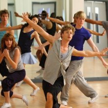 Georgina Hagen, Mitch Hewer e Matthew James Thomas in una scena dell'episodio 'Let's dance' della serie Britannia High