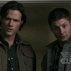 Jared Padalecki e Jensen Ackles alle prese con un caso bizzarro nell'episodio 'Wishful Thinking' della quarta stagione di Supernatural
