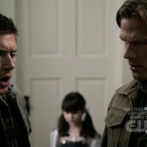 Jared Padalecki e Jensen Ackles discutono su come eliminare un orso di peluche gigante nell'episodio 'Wishful Thinking' della quarta stagione di Supernatural