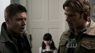 Jared Padalecki e Jensen Ackles discutono su come eliminare un orso di peluche gigante nell'episodio 'Wishful Thinking' della quarta stagione di Supernatural