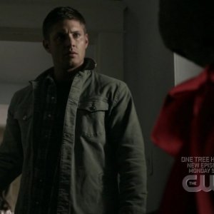 Jared Padalecki e Jensen Ackles osservano esterrefatti un orso di peluche con tendenze suicide nell'episodio 'Wishful Thinking' della quarta stagione di Supernatural