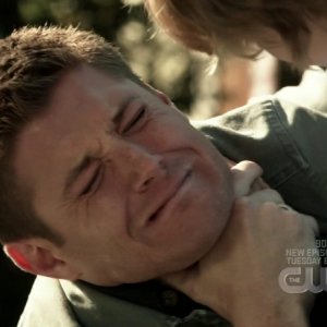 Jensen Ackles mentre viene 'strangolato' da un bambino nell'episodio 'Wishful Thinking' della quarta stagione di Supernatural