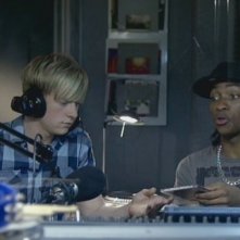 Matthew James Thomas e Marcquelle Ward in una scena dell'episodio 'Behind the Mask' della serie Britannia High