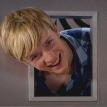 Matthew James Thomas in una scena dell'episodio 'Behind the Mask' della serie Britannia High