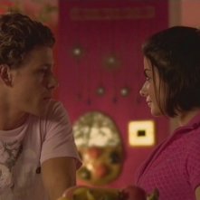 Mitch Hewer e Sapphire Elia in una scena dell'episodio 'Behind the Mask' della serie Britannia High