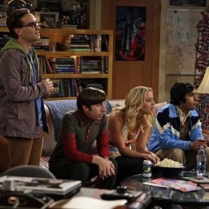 Una scena di gruppo dell'episodio The Cooper-Nowitzki Theorem di The Big Bang Theory