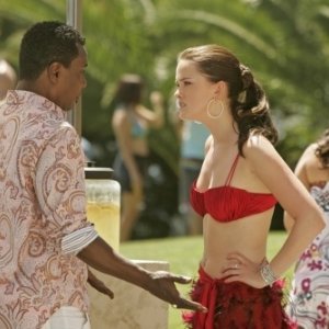 Ashley Newbrough ed Allan Louis nell'episodio All About Friends and Family di Privileged