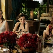 Ashley Newbrough, Lucy Hale e Joanna Garcia nell'episodio All About the Haves and the Have-Nots di Privileged