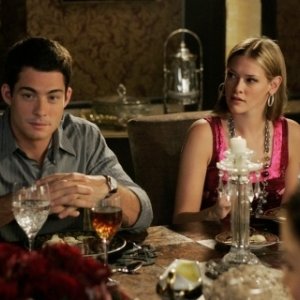 Brian Hallisay e Kristina Apgar in una scena dell'episodio All About the Haves and the Have-Nots di Privileged