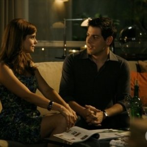 Joanna Garcia e David Giuntoli nell'episodio All About the Power Position di Privileged