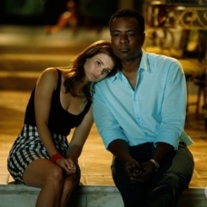 Joanna Garcia ed Allan Louis nell'episodio All About the Power Position di Privileged