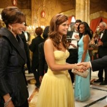 Joanna Garcia ed Anne Archer in una scena dell'episodio All About Honesty di Privileged