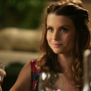 Joanna Garcia in una scena dell'episodio All About the Haves and the Have-Nots di Privileged