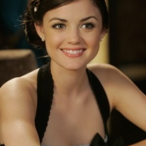 Lucy Hale in una scena dell'episodio All About the Haves and the Have-Nots di Privileged