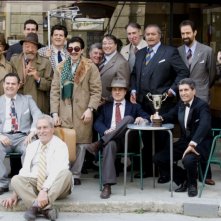 Nel gruppo Fabio De Luigi, Luigi Lo Cascio, Diego Abatantuono, Neri Marcoré, Claudio Botosso e Gianni Ippoliti in una scena del film Gli amici del Bar Margherita