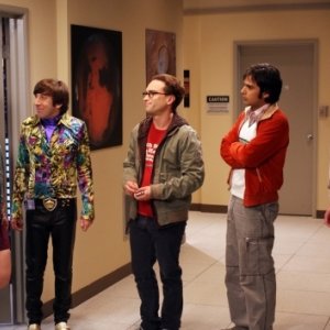 Sara Rue ed il cast di The Big Bang Theory nell'episodio The Lizard-Spock Expansion