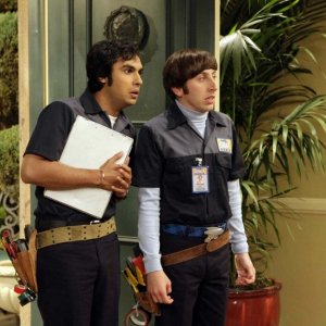 Simon Helberg e Kunal Nayyar in una scena dell'episodio The Panty Piñata Polarization di The Big Bang Theory