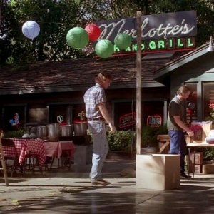 Un'immagine dell'episodio I Don't Wanna Know della serie True Blood: al Merlotte si preparano i festeggiamenti per il fidanzamento di Arlene e Rene