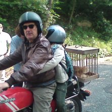 Val di Susa - 22 giugno 2008 - Enzo Iacchetti ed Elena Sofia Tognocchi (dietro di lui) pronti per la camera-car sul set de L'ultimo crodino