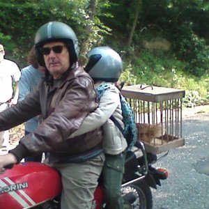 Val di Susa - 22 giugno 2008 - Enzo Iacchetti ed Elena Sofia Tognocchi (dietro di lui) pronti per la camera-car sul set de L'ultimo crodino