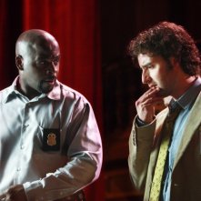 David Krumholtz e Alimi Ballard durante un momento dell'episodio 'Magic Show' della serie tv Numb3rs