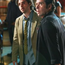 David Krumholtz insieme a Rob Morrow in una scena dell'episodio 'Magic Show' della serie tv Numb3rs