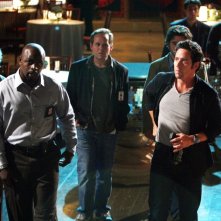 David Krumholtz, Rob Morrow, Alimi Ballard e Peter MacNicol in una scena dell'episodio 'Magic Show' della serie tv Numb3rs