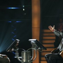 Dev Patel e Anil Kapoor in un'immagine del film The Millionaire