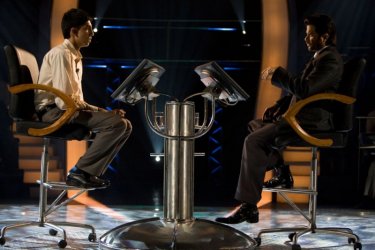 Dev Patel e Anil Kapoor in una scena del film Slumdog Millionaire