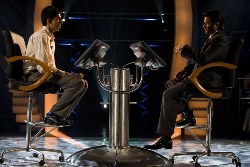 Dev Patel e Anil Kapoor in una scena del film Slumdog Millionaire