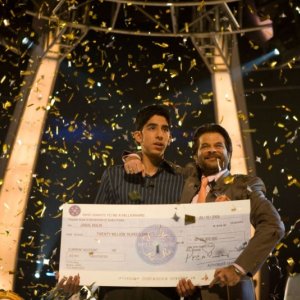 Dev Patel e Anil Kapoor in una scena del film The Millionaire