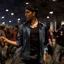 Dev Patel è Jamal Malik nel film The Millionaire