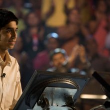 Dev Patel è Jamal Malik nel film The Millionaire diretto da Danny Boyle