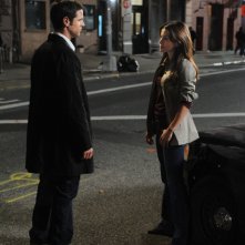 Eddie Cahill con Emmanuelle Vaugier in una scena dell'episodio 'Dead Inside' della serie tv CSI New York