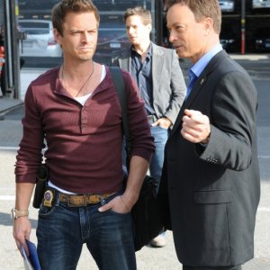 Gary Sinise con Carmine Giovinazzo in un momento dell'episodio 'My Name is Mac Taylor' della serie tv CSI NY