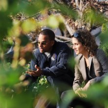 Melina Kanakaredes con Hill Harper durante una scena dell'episodio 'My name is Mac Taylor' della serie tv CSI New York