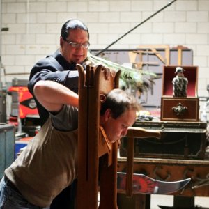 Peter MacNicol e Penn Jillette nell'episodio 'Magic Show' della serie tv Numb3rs