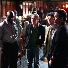 Rob Morrow, David Krumholtz, Alimi Ballard e Peter MacNicol nell'episodio 'Magic Show' della serie tv Numb3rs
