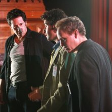 Rob Morrow, David Krumholtz con Peter MacNicol nell'episodio 'Magic Show' della serie tv Numb3rs