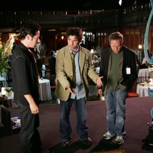 Rob Morrow, David Krumholtz e Peter MacNicol nell'episodio 'Magic Show' della serie tv Numb3rs
